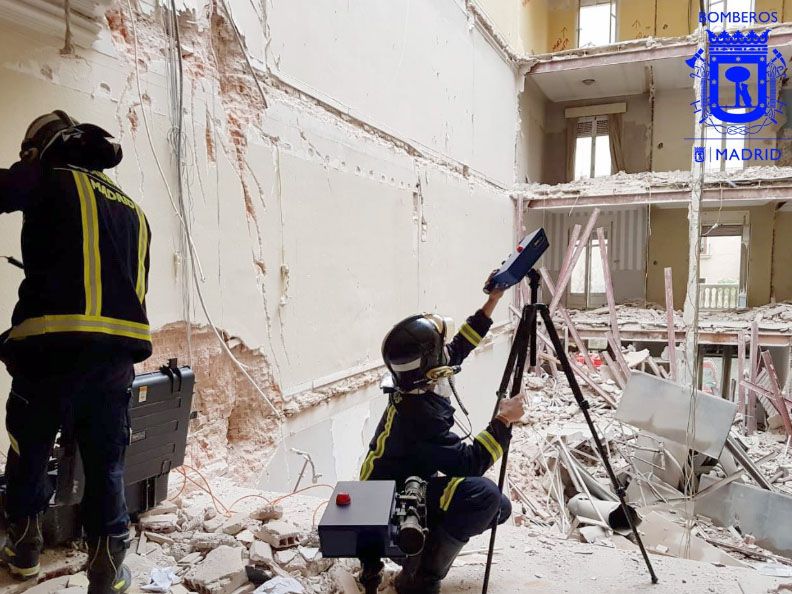Bomberos inspeccionando el interior del edificio durante la búsqueda de víctimas | AYUNTAMIENTO DE MADRID