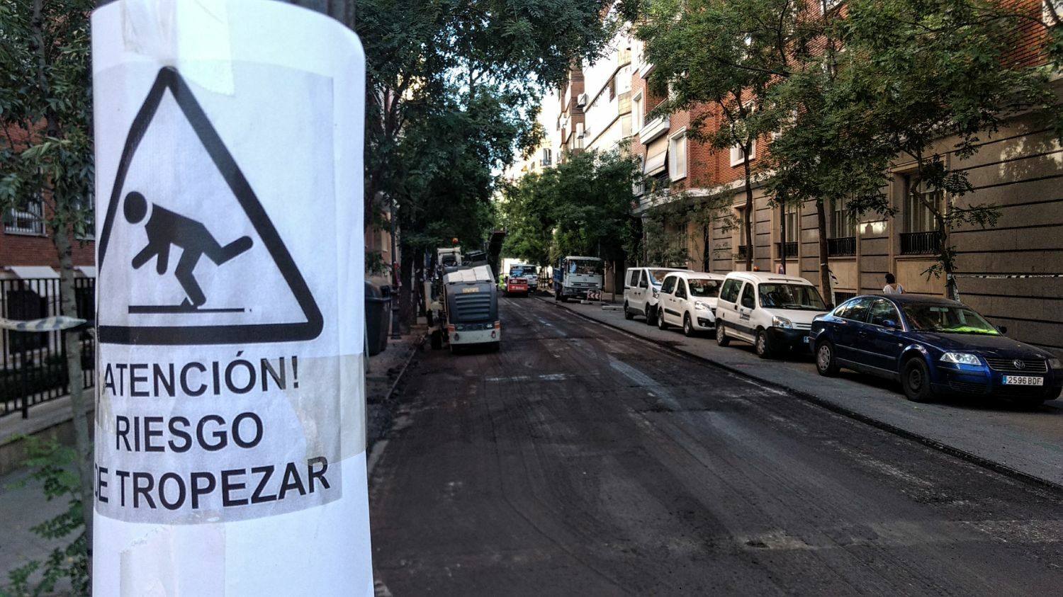 Cartel en las obras de asfaltado en la calle Zurbano